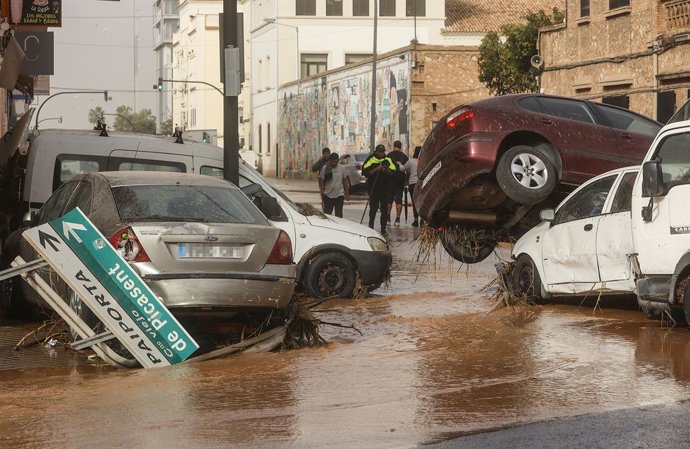 Vehículos destrozados tras el paso de la DANA por el barrio de La Torre de Valencia.