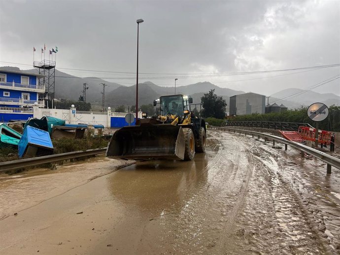 Trabajos de limpieza de la carretera A-7057 entre la Estación de Cártama y Málaga capital.