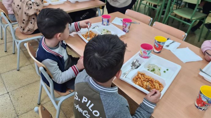 Archivo - Imagen de archivo.- Niños en comedores escolares.