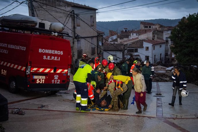 Varios servicios de emergencias ayudan en las labores de rescate, a 29 de octubre de 2024, en Letur, Albacete, Castilla-La Mancha (España). El casco antiguo de Letur, en la Sierra de Segura, se ha llevado la peor parte, con el desbordamiento del arroyo 