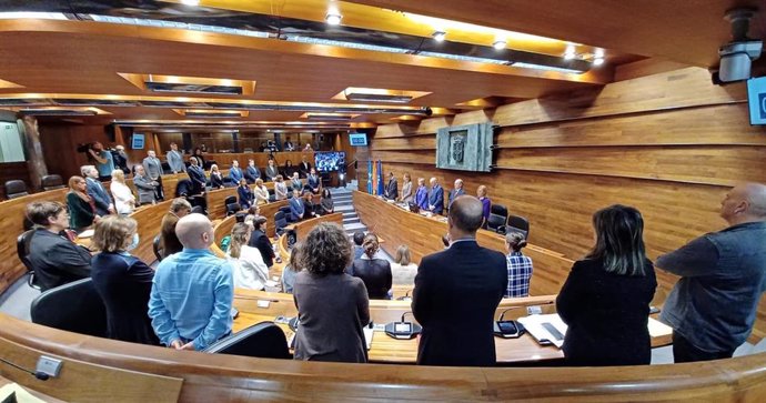 Minuto de silencio en la Junta General.