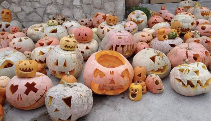 Calabazas decoradas por las calles de Trasmoz en anteriores ediciones de Luz de Ánimas.