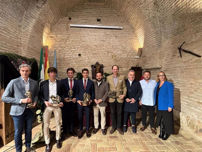 Foto de grupo de los galardonados en los premios taurinos de La Algaba