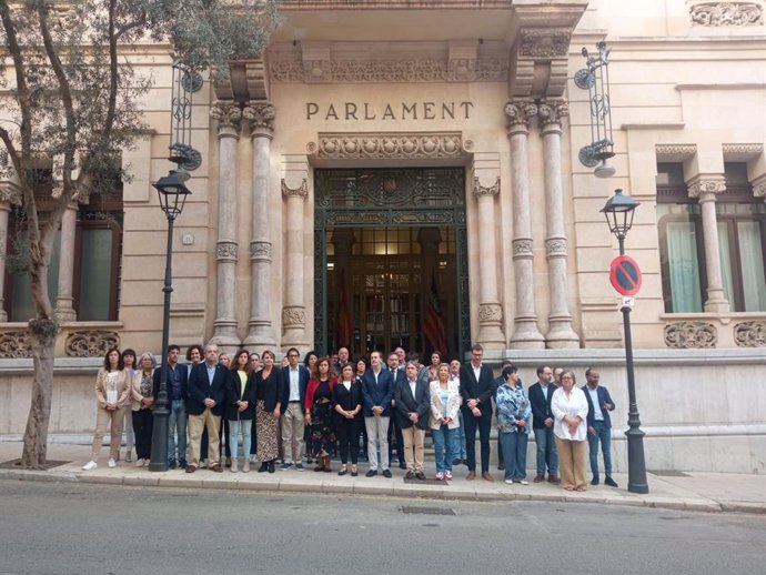 Diputados y portavoces, frente al Parlament.