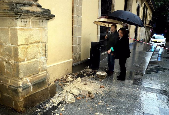 La delegada de urbanismo del Ayuntamiento de Jerez comprobando los daños tras caer parte de una cornisa del Consistorio.