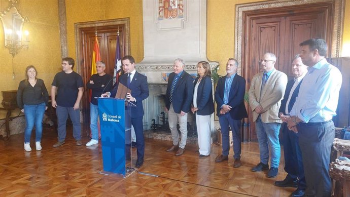 El presidente del Consell de Mallorca, Llorenç Galmés, junto a representantes de la UIB en la rueda de prensa para presentar el acuerdo entre Consell y UIB para la creación de herramientas de monitorización del turismo.