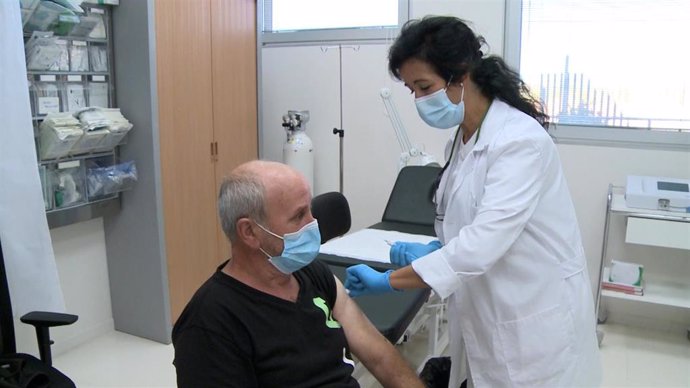 Archivo - Un hombre recibe la vacuna contra la gripe, en una imagen de archivo.