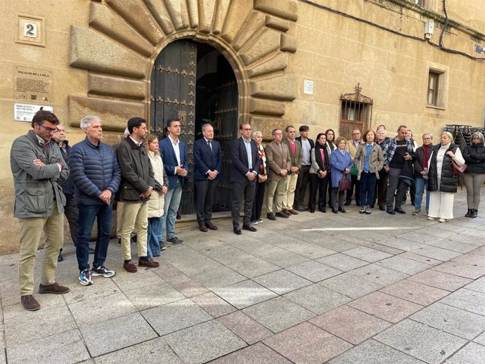 Concejales del Ayuntamiento de Cáceres guardan un minuto de silencio por las víctimas de la DANA