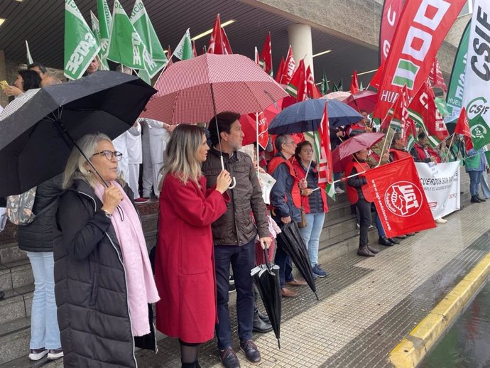 Mimebros del PSOE participan en la concentración de profesionales sanitarios convocada por los sindicatos en Huelva.