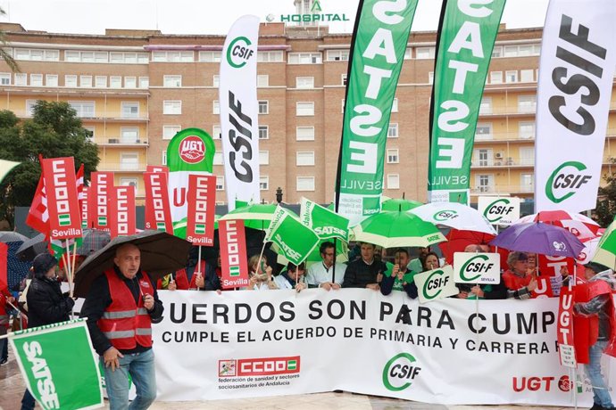 El Sindicato de Enfermería (Satse), CCOO-A, UGT-A y CSIF se han concentrado por "los reiterados incumplimientos" de la Consejería de Salud y Consumo, y por los "recortes que han aplicado" en el Complemento de Rendimiento Profesional (CPR).