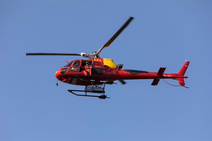 Archivo - Un helicóptero de rescate de altura del Grupo Especial de Rescate en Altura (GERA) de Bomberos de la Comunidad de Madrid