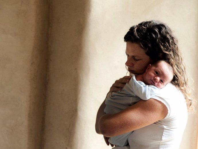 Archivo - Recién nacido. Madre con su bebé. Maternidad.