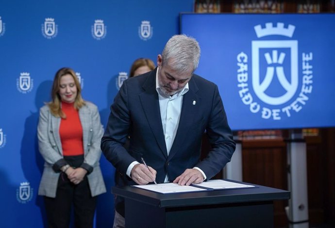 El presidente de Canarias, Fernando Clavijo, en la firma de la adenda del convenio de dependencia