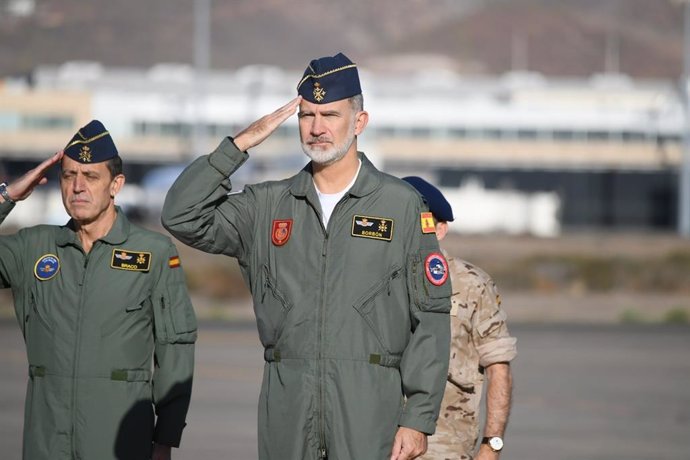 El Rey Felipe VI durante su visita a la Base Aérea de Gando (Gran Canaria)