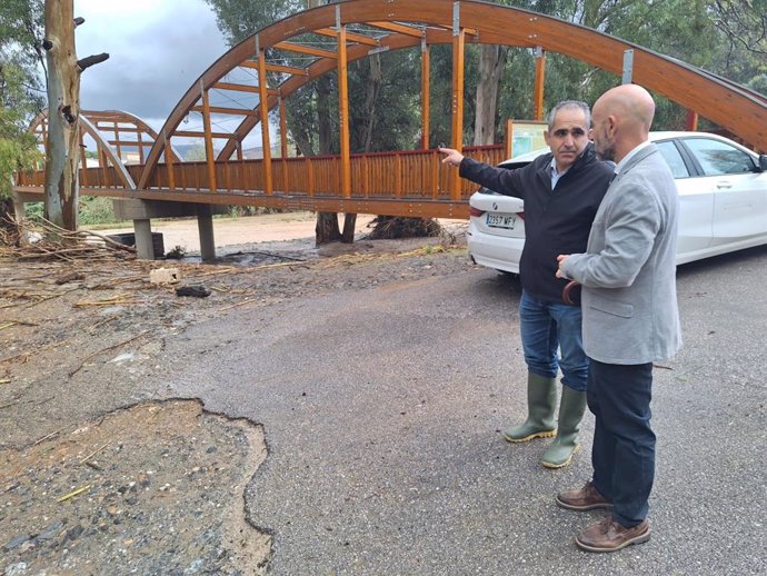 El subdelegado del Gobierno en Málaga, Javier Salas, con el alcalde de Álora, visita zonas afectadas por la DANA.