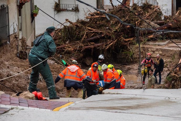 Varios servicios de emergencias ayudan en las labores de rescate, a 29 de octubre de 2024, en Letur, Albacete, Castilla-La Mancha (España). 