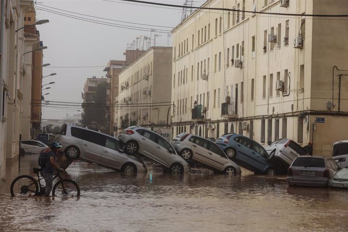 Vehículos destrozados tras el paso de la DANA por el barrio de La Torre de Valencia, a 30 de octubre de 2024, en Valencia, Comunidad Valenciana (España). La Comunitat Valenciana ha registrado la gota fría "más adversa" del siglo en la región. La Generalit