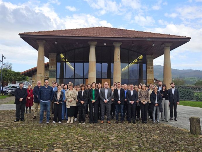 Apoderados de las Juntas Generales de Bizkaia guardan un minuto de silencio en solidaridad con las víctimas de las inundaciones.