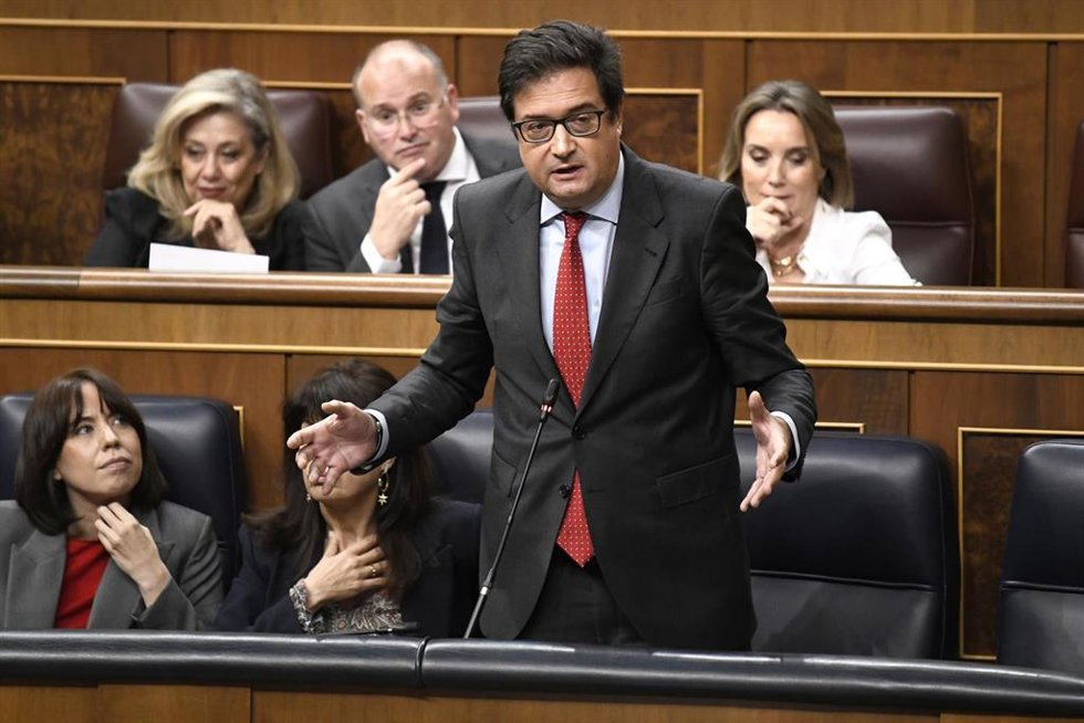 El ministro para la Transformación Digital, Óscar López, interviene durante una sesión de control al Gobierno, en el Congreso de los Diputados, a 23 de octubre de 2024, en Madrid (España). El Gobierno afronta hoy un debate monográfico sobre corrupción e