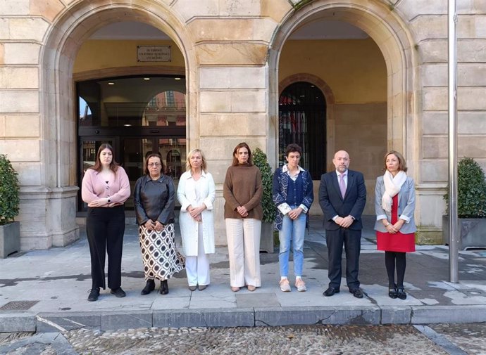 Minuto de silencio por las víctimas y los afectados por la DANA en la plaza Mayor de Gijón, frente al Ayuntamiento.