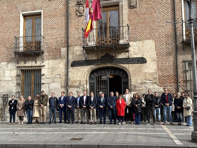 Minuto de silencio en la Diputación de Valladolid por las víctimas de la DANA.