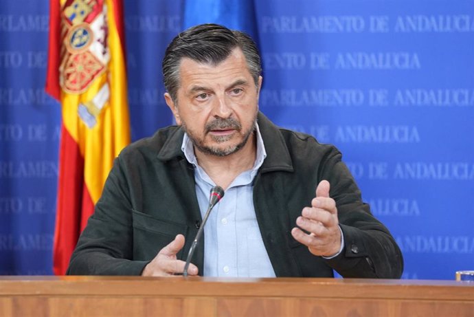 El portavoz del Grupo Parlamentario Popular, Toni Martín, durante la ronda de ruedas de prensa de portavoces de los grupos parlamentarios en el Parlamento de Andalucía, a 30 de octubre de 2024 en Sevilla (Andalucía, España). Los portavoces de los grupos p