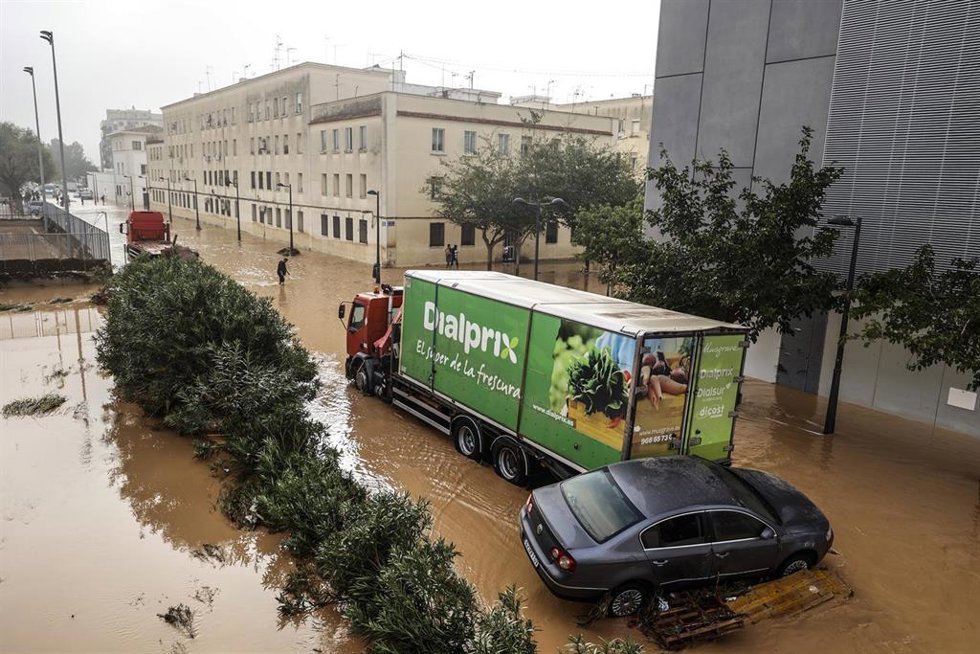 Un camión y un coche flotan en el agua tras el paso de la DANA por el barrio de La Torre de Valencia, a 30 de octubre de 2024, en Valencia