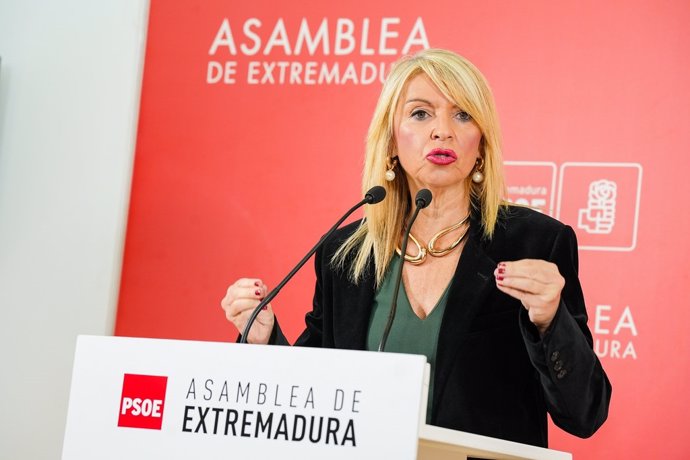 La portavoz del Grupo Socialista en la Asamblea, Piedad Álvarez, en rueda de prensa sobre negociación de los PGEx 2025