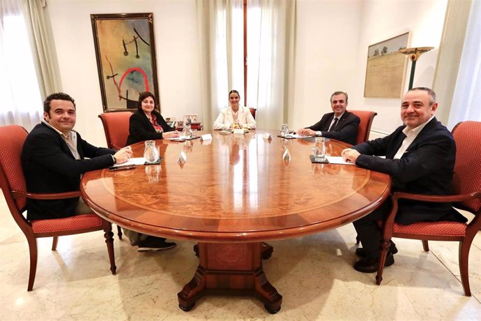 Reunión del Govern con Escuela Católica de Baleares en el Consolat de Mar.