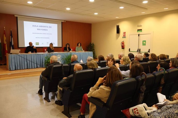 Un total de 171 alcalareños comienzan un nuevo curso en el Aula Abierta de Mayores de Alcalá de Guadaíra (Sevilla).