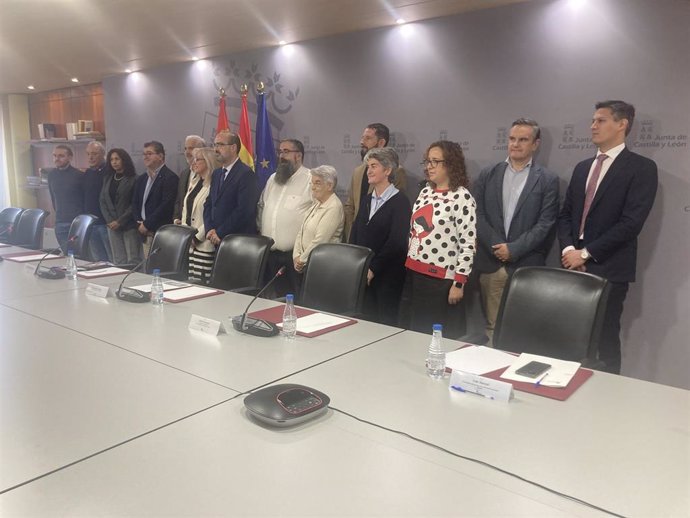 Junta, entidades locales y ONG, durante la presentación de la nueva línea de ayudas a la cooperación.