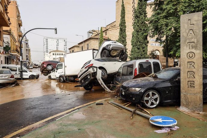 Vehículos destrozados tras el paso de la DANA por el barrio de La Torre de Valencia