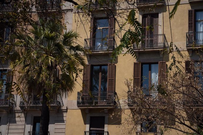 Archivo - Fachada de un edificio, en Barcelona (Catalunya)