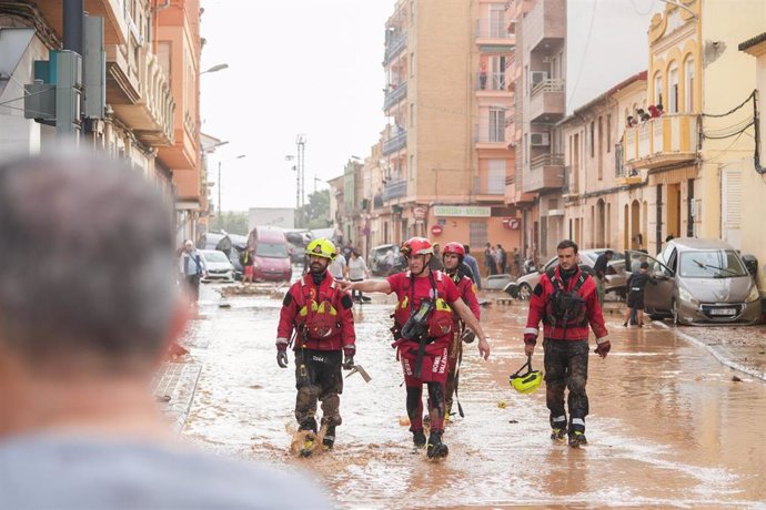 Agentes del equipo de bomberos trabajan en el barrio de la Torre, a 30 de octubre de 2024, en Valencia, Comunidad Valenciana (España). La Comunitat Valenciana ha registrado la gota fría "más adversa" del siglo en la región. La Generalitat ha activado el p