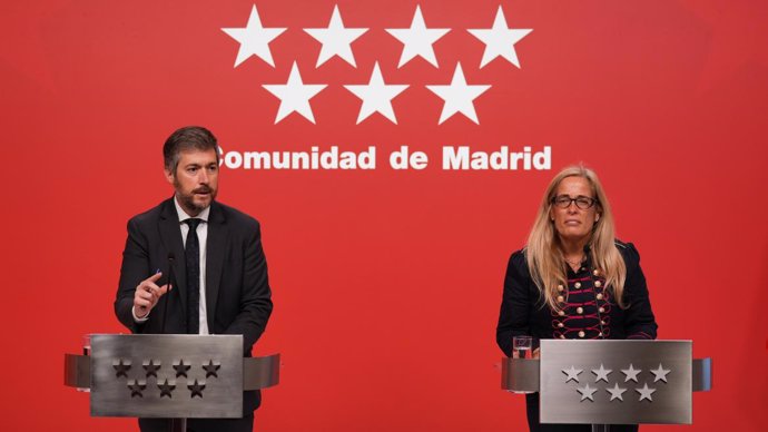 El consejero de Presidencia y la consejera de Economía, Hacienda y Empleo de la Comunidad de Madrid, Rocío Albert