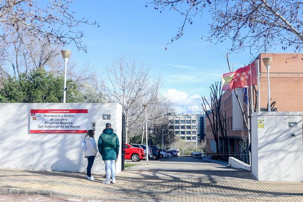 Archivo - Uno de los accesos a la residencia pública de mayores Moscatelares, a 4 de marzo de 2024, en San Sebastián de los Reyes, Madrid (España).