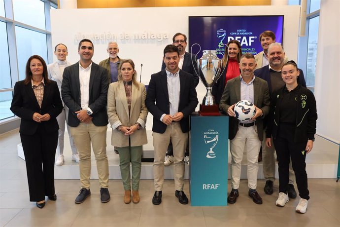 El diputado de Deportes, Juan Rosas: Meritxell Rubio, presidenta de Fútbol Femenino de la RFAF, y José González, presidente delegado de la RFAF en Málaga, y representantes de los ayuntamientos de Fuengirola, Mijas, Alhaurín de la Torre y Coín.