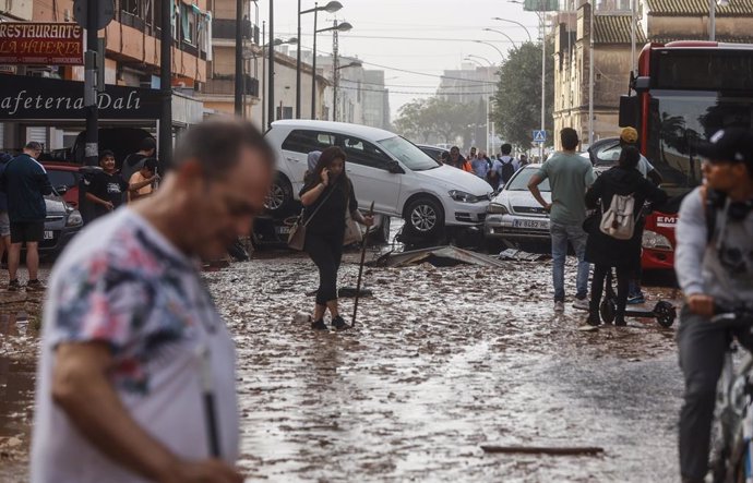 Varias personas realizan labores de limpieza tras el paso de la DANA por el barrio de La Torre de Valencia, a 30 de octubre de 2024, en Valencia, Comunidad Valenciana (España). La Comunitat Valenciana ha registrado la gota fría "más adversa" del siglo en 