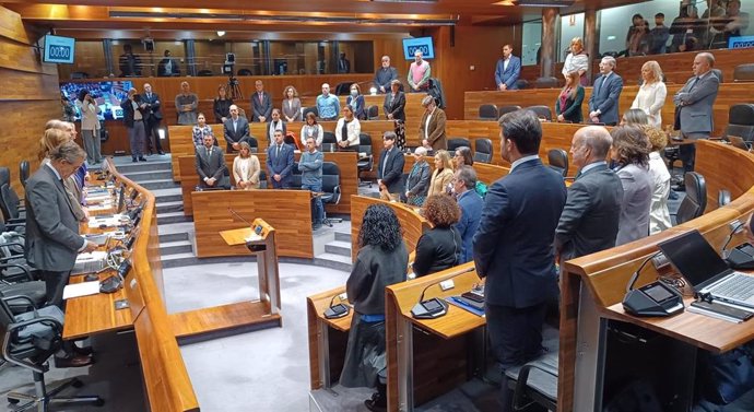 Minuto de silencio guardado en la Junta General por los afectados por la DANA.