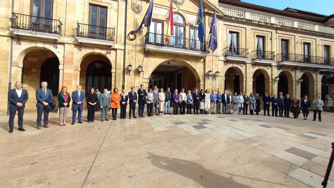 Minuto de silencio en Oviedo por los fallecidos en la DANA que afecta al levante español.