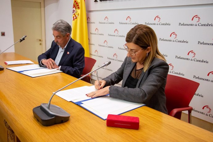 La presidenta de Cantabria, María José Sáenz de Buruaga, y el secretario general del PRC, Miguel Ángel Revilla, firman el acuerdo presupuestario