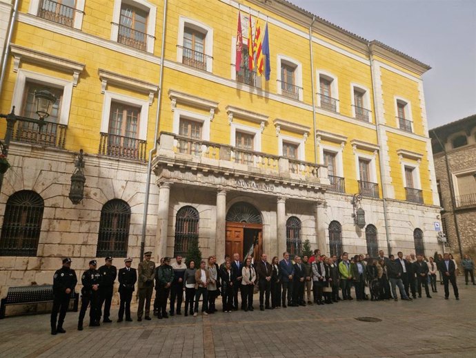 Minuto de silencio ante el Ayuntamiento de Teruel.