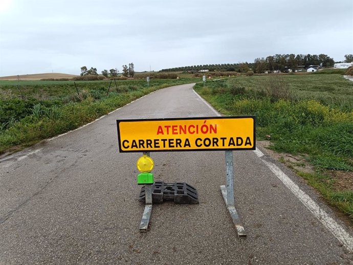 Carretera CA-3113 entre Puerto Real y La Ina cortada al tráfico.