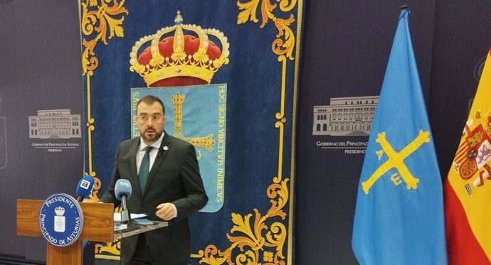 El presidente del Principado de Asturias, Adrián Barbón, en rueda de prensa.