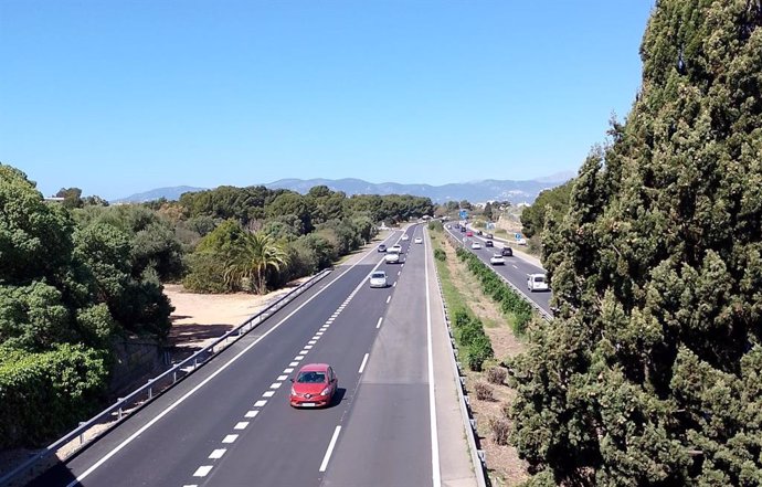 Archivo - Vehículos circulando por la carretera Ma-19 de Mallorca.