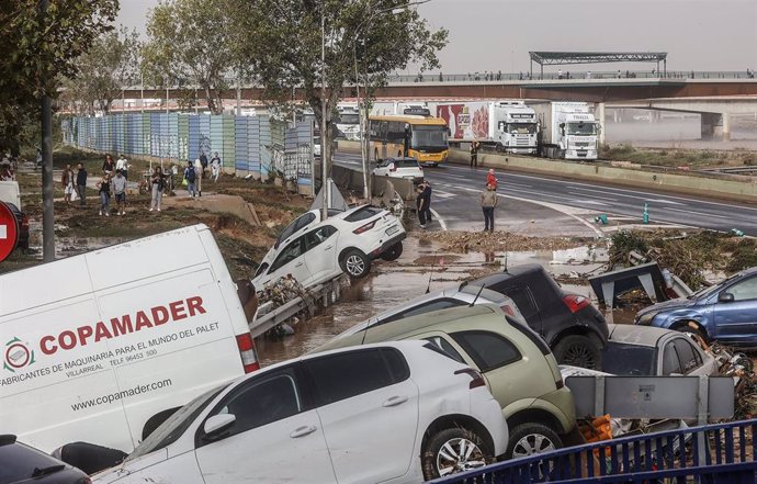 Imagen de vehículos destrozados y agua por las calles tras el paso de la DANA por el barrio de La Torre de la ciudad de València.  