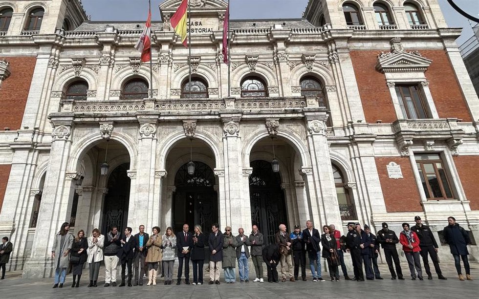 Minuto de Silencio ante la fachada principal del Ayuntamiento de Valladolid.