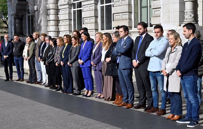 Minutos de silencio en la plaza del Ayuntamiento de Santander por los fallecidos en la Comunidad Valenciana y Castilla-La Mancha a consecuencia de la DANA