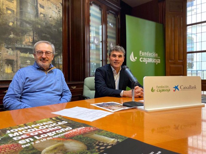 El gerente de Fundación Caja Rioja, Carlos Fuentes, y uno de los miembros de VERPA, Carlos Pérez del Amo, presentan las jornadas micológicas de otoño