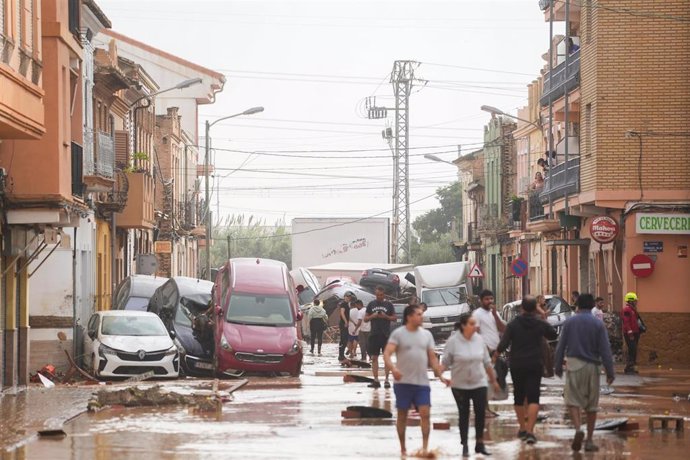 Varias personas observan los estragos ocasionados por la DANA en el barrio de la Torre, a 30 de octubre de 2024, en Valencia, Comunidad Valenciana (España). 